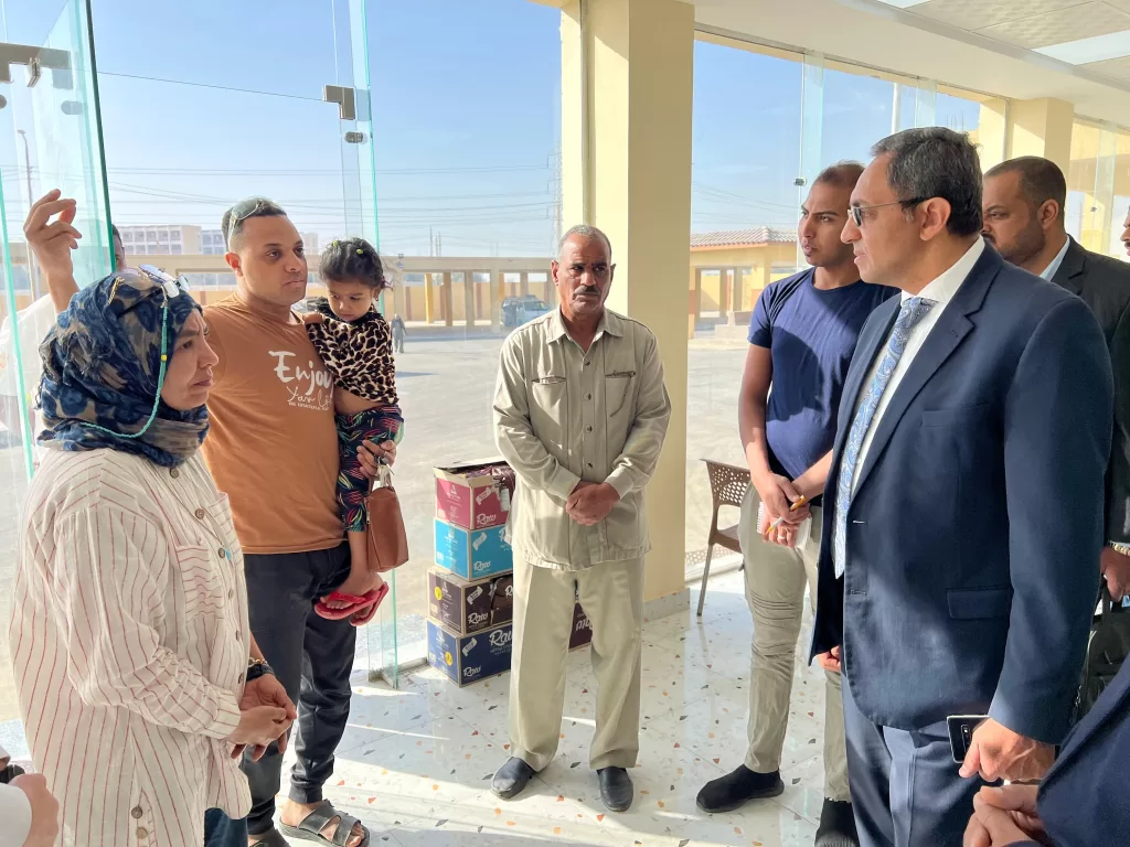 محافظ قنا يشهد التشغيل التجريبي لمجمع مواقف نقادة ويوجه بتزويد عدد المركبات لخدمة المواطنين 73 - جريدة المساء