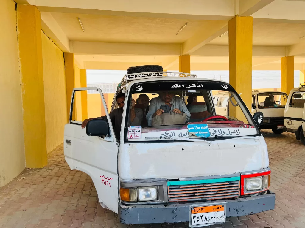 محافظ قنا يشهد التشغيل التجريبي لمجمع مواقف نقادة ويوجه بزيادة عدد المركبات لخدمة المواطنين 24 - جريدة المساء