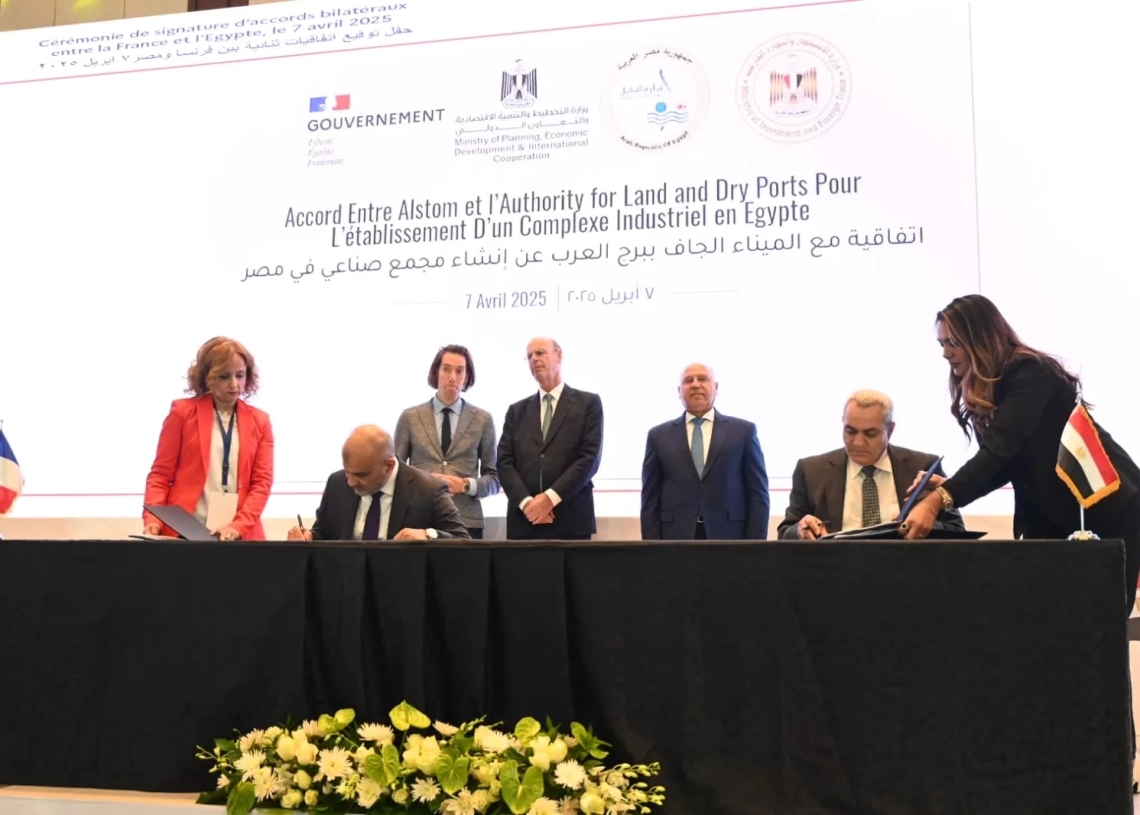 توقيع عقد حق انتفاع لانشاء مجمع صناعى لانتاج الوحدات المتحركة للسكة الحديد 18 - جريدة المساء