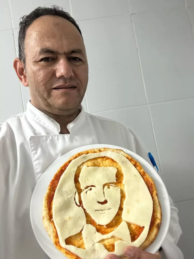 الشيف خالد يرسم صورة الرئيس الفرنسي ماكرون على أطباق البيتزا في الغردقة 21 - جريدة المساء