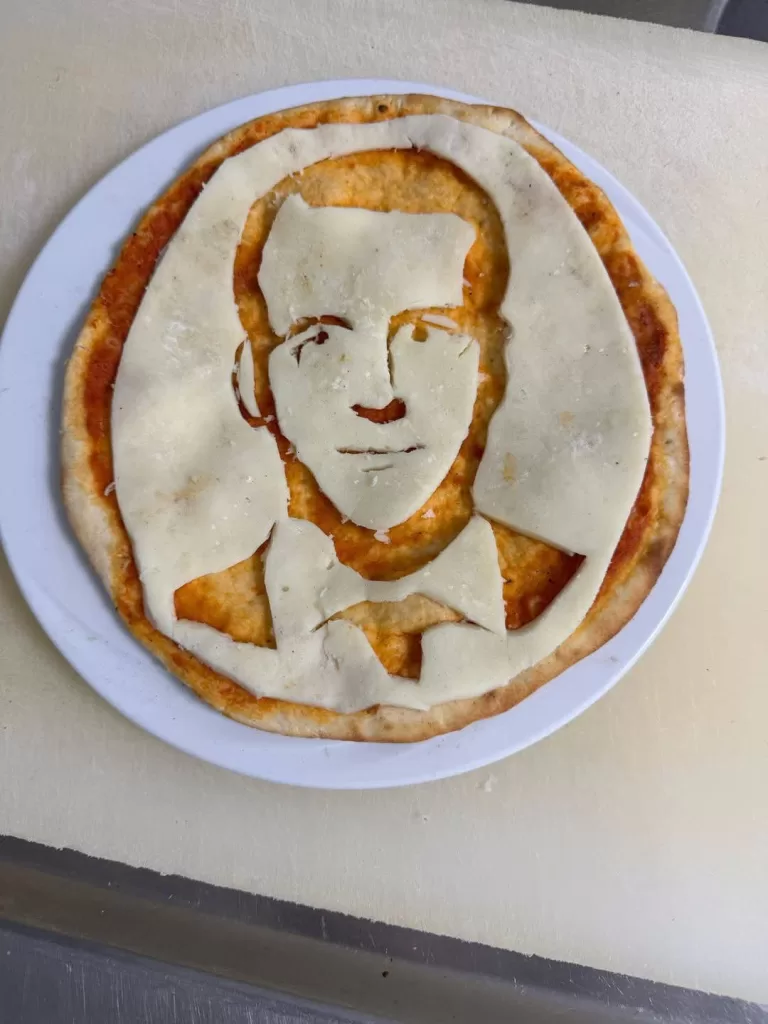 الشيف خالد يرسم صورة الرئيس الفرنسي ماكرون على أطباق البيتزا في الغردقة 23 - جريدة المساء