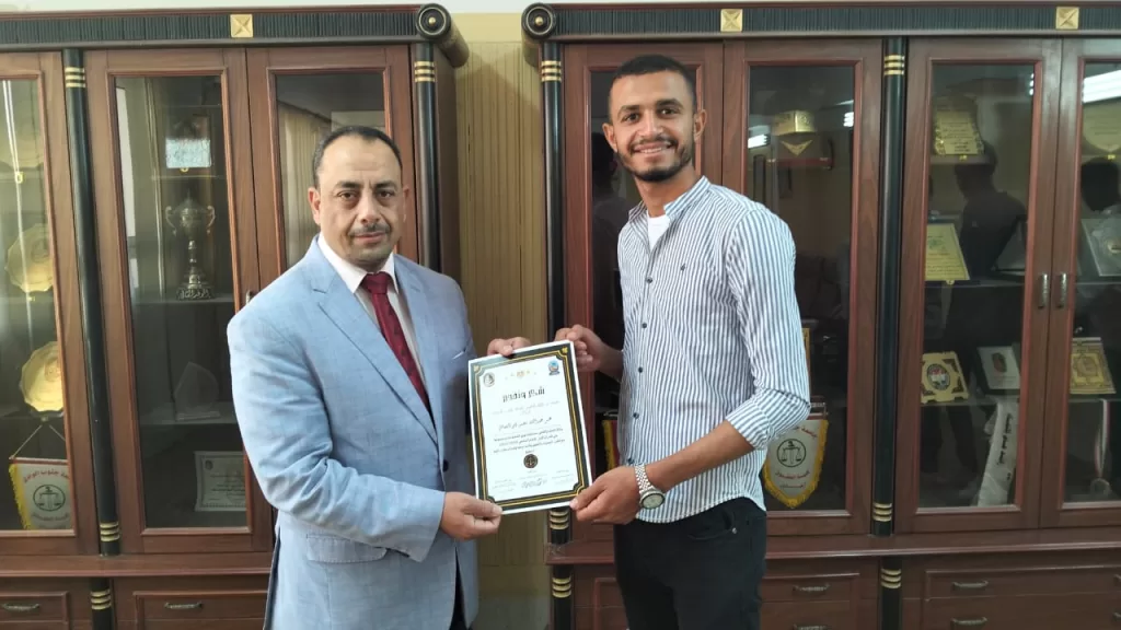 عميد كلية الحقوق بقنا يكرم الفريق الفائز بالمركز الأول في دوري المعلومات 26 - جريدة المساء