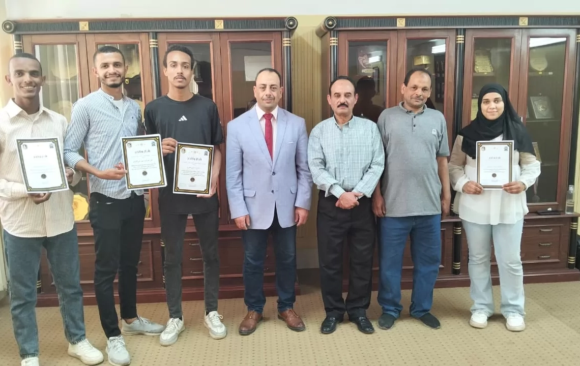 عميد كلية الحقوق بقنا يكرم الفريق الفائز بالمركز الأول في دوري المعلومات 18 - جريدة المساء