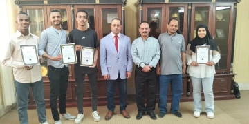 عميد كلية الحقوق بقنا يكرم الفريق الفائز بالمركز الأول في دوري المعلومات 1 - جريدة المساء