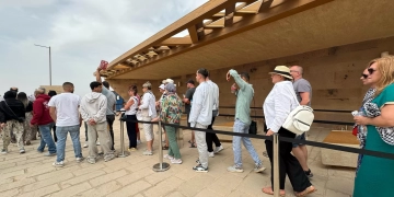 لليوم الثانى على التوالى .. إقبال كبير على التشغيل التجريبى لمشروع تطوير الخدمات بالأهرامات .. السماح بدخول المجموعات الكبيرة والرحلات السريعة بالحافلات للمنطقة الأثرية 1 - جريدة المساء