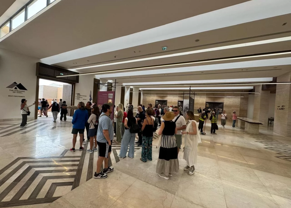 غرفة السياحة تشيد بالتيسيرات والخدمات الجديدة لزائرى الأهرامات .. سهولة كبيرة في دخول المنطقة بعد إجراء تعديلات على آلية تنقل السائحين.. الببلاوي : المشروع فى بدايته ويحتاج صبر وتكاتف الجميع لإنجاحه 19 - جريدة المساء