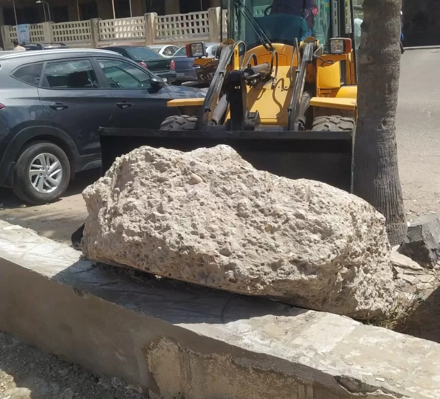 رفع 5 طن من المخلفات المتنوعة من نظافةحديقة مستشفى جمال عبد الناصر بمعدات وعمال حي وسط . 18 - جريدة المساء