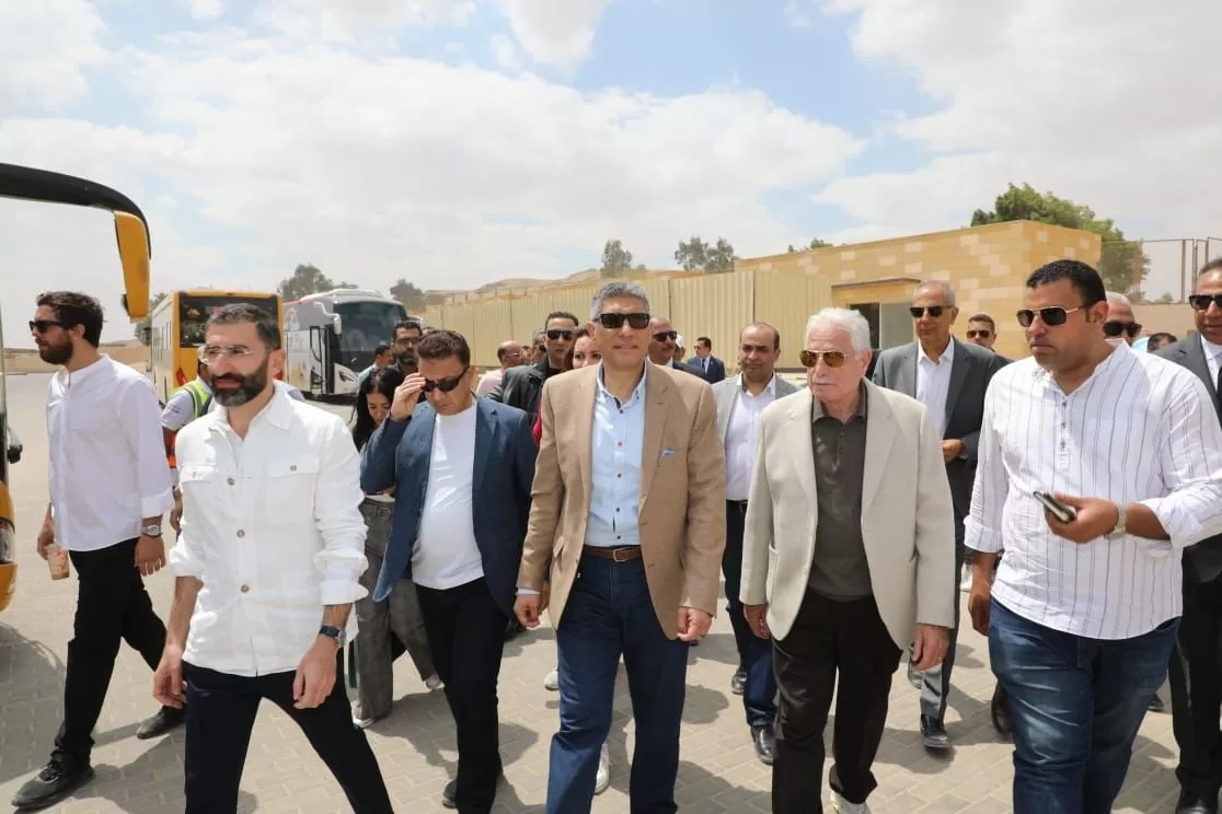 مستشار رئيس الجمهورية للتنمية المحلية ومحافظ الجيزة يتابعان التشغيل التجريبي لمشروع تطوير المنطقة الأثرية للأهرامات 15 - جريدة المساء