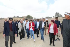 مستشار رئيس الجمهورية للتنمية المحلية ومحافظ الجيزة يتابعان التشغيل التجريبي لمشروع تطوير المنطقة الأثرية للأهرامات 17 - جريدة المساء
