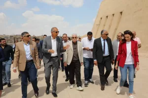 مستشار رئيس الجمهورية للتنمية المحلية ومحافظ الجيزة يتابعان التشغيل التجريبي لمشروع تطوير المنطقة الأثرية للأهرامات 19 - جريدة المساء
