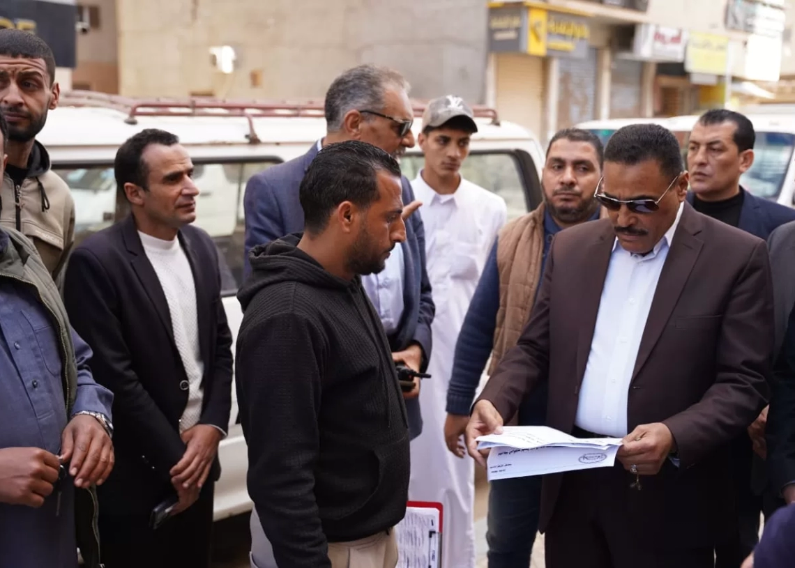 محافظ مطروح يتابع مواقف سيارات الأجرة من خلال مركز السيطرة التابع للشبكة الوطنية للطوارئ والسلامة 19 - جريدة المساء