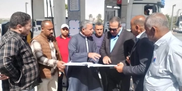 محافظ المنيا يتابع من مركز السيطرة التزام محطات الوقود ومواقف السيارات بالتسعيرة الجديدة على مستوى المراكز 1 - جريدة المساء
