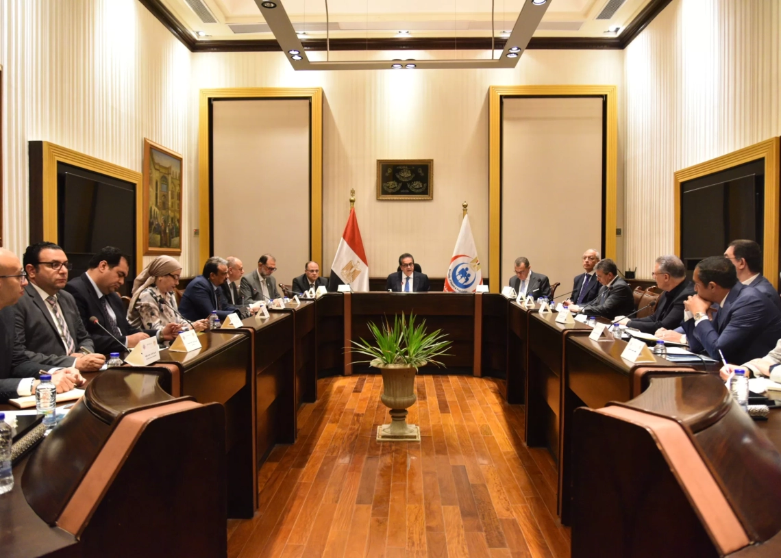 وزير الصحة : بحث ودراسة فرص تعزيز الاستثمارات العالمية في السوق المصري 19 - جريدة المساء