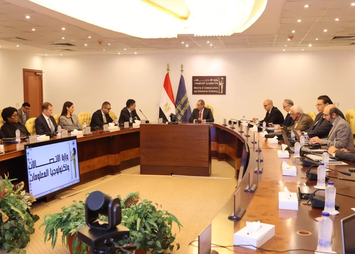 وزير الاتصالات يبحث مع شركة "فوداكوم" و"فودافون" مصر ومؤسسات استثمارية كبرى من جنوب أفريقيا فرص الاستثمار وسبل تعزيز الشراكة فى مجالات الاتصالات وتكنولوجيا المعلومات 18 - جريدة المساء