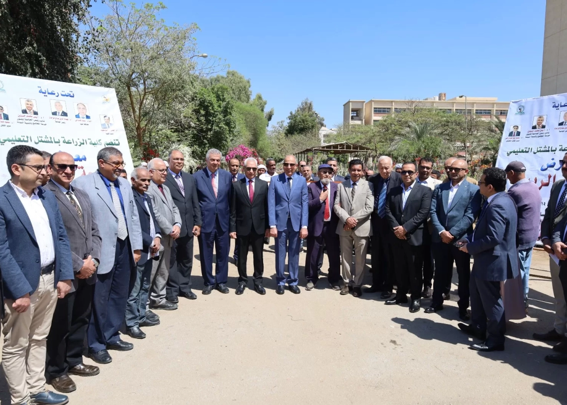 محافظ المنيا ورئيس جامعة المنيا يفتتحان معرض "بهجة الربيع" بكلية الزراعة 19 - جريدة المساء
