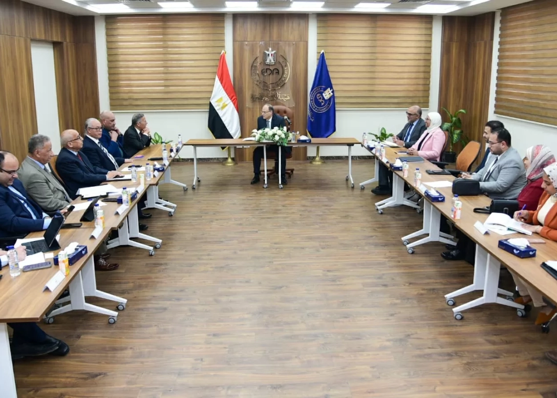 رئيس هيئة الدواء مع ممثلي نقابة الأطباء وجهاز الدمغة الطبية وغرفة الصناعة والاتحاد العام للغرف التجارية 19 - جريدة المساء