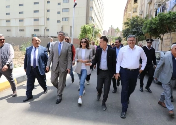 محافظ الجيزة وعدد من قيادات الأجهزة التنفيذية بالمحافظة خلال تفقد أعمال التطوير