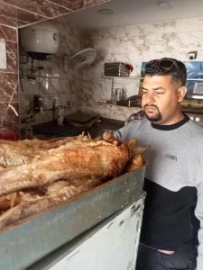 قبل شم النسيم.. ضبط ٣.٥ طن رنجة ومصنعات لحوم فاسدة بأحياء الجيزة 27 - جريدة المساء