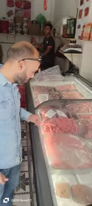 قبل شم النسيم.. ضبط ٣.٥ طن رنجة ومصنعات لحوم فاسدة بأحياء الجيزة 31 - جريدة المساء