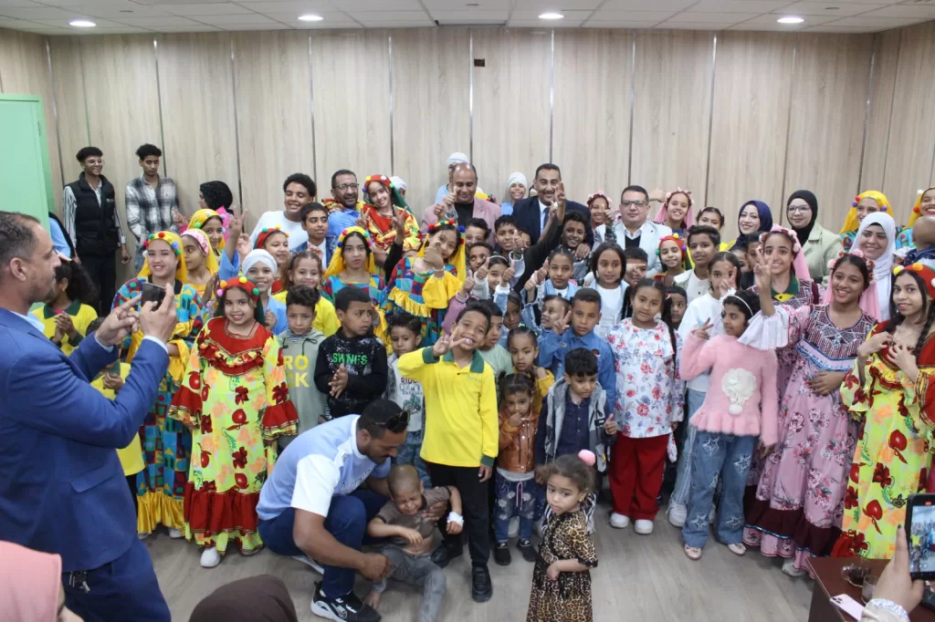 فعاليات مهرجان مسرح الجنوب تدخل البهجة على أطفال معهد الأورام بقنا 25 - جريدة المساء