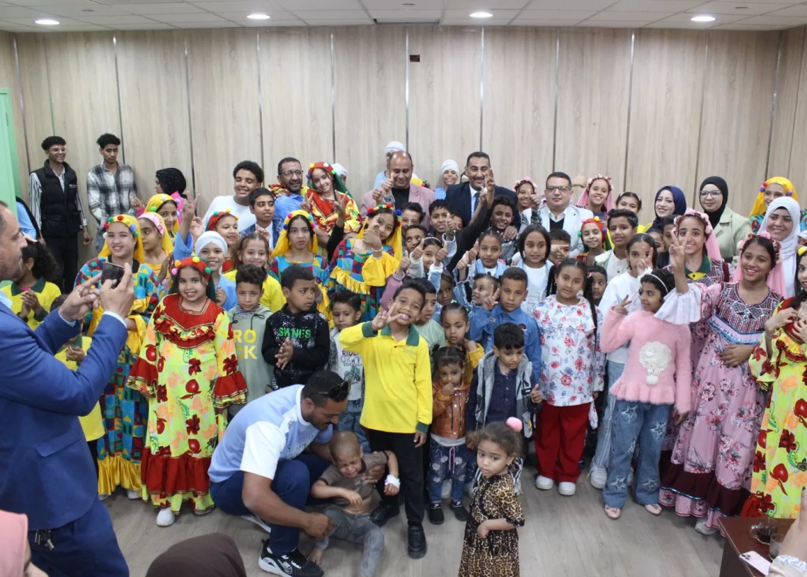 فعاليات مهرجان مسرح الجنوب تدخل البهجة على أطفال معهد الأورام بقنا 19 - جريدة المساء