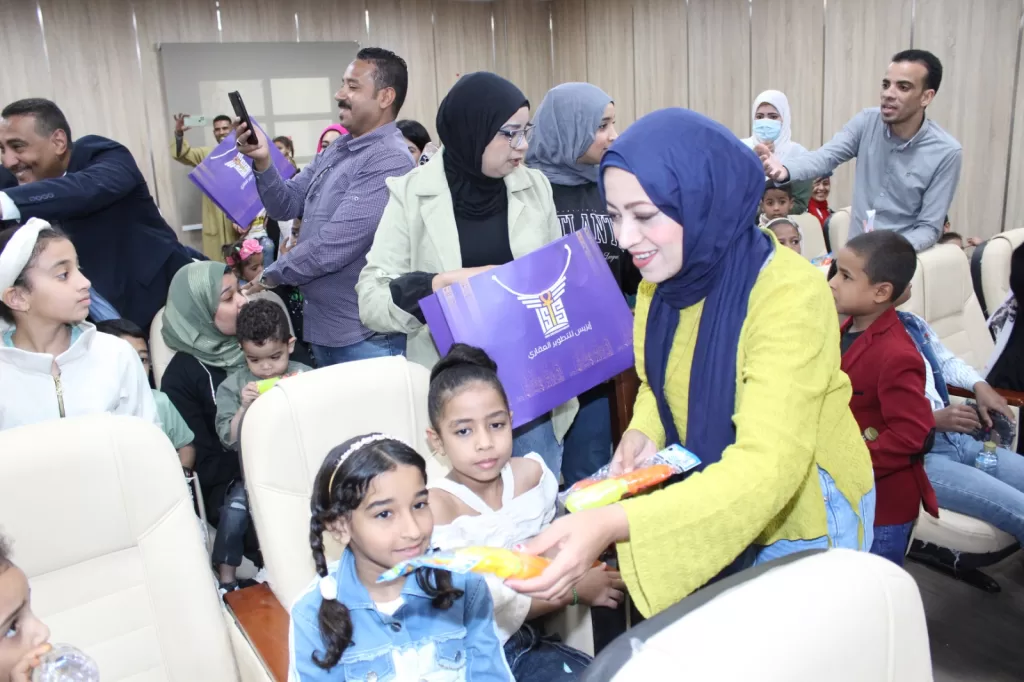 فعاليات مهرجان مسرح الجنوب تدخل البهجة على أطفال معهد الأورام بقنا 23 - جريدة المساء