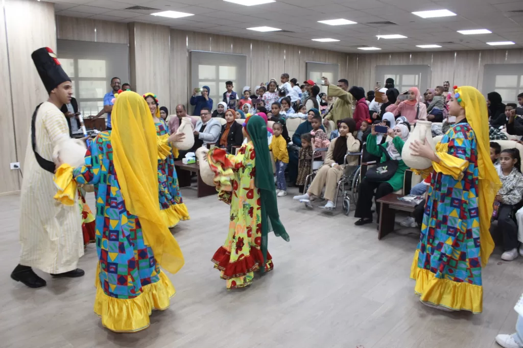 فعاليات مهرجان مسرح الجنوب تدخل البهجة على أطفال معهد الأورام بقنا 21 - جريدة المساء