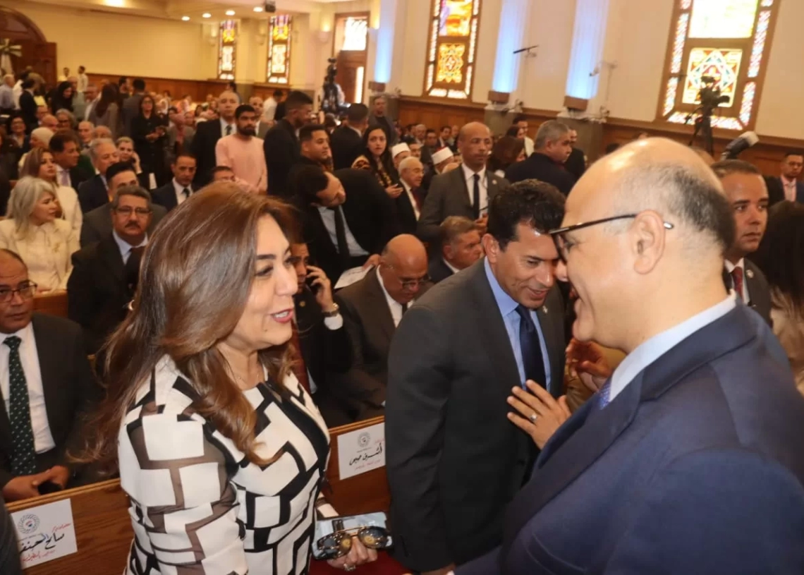 محافظ القليوبية يشارك الأقباط فرحة عيد القيامة بالكنيسة الإنجيلية بمصر الجديدة 20 - جريدة المساء محافظ القليوبية يشارك الأقباط فرحة عيد القيامة بالكنيسة الإنجيلية بمصر الجديدة 19 - جريدة المساء