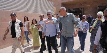 استعدادا لاستقبال رواد شم النسيم .. وزير السياحة إطمأن على جودة الخدمات.. بمنطقة الأهرامات .. زيادة عدد المقاعد والمظلات ودورات المياه .. وتنظيم أماكن تواجد الخيول والجمال .. 177 ألفا زاروا المنطقة خلال إسبوعين.. منذ بدء التشغيل التجريبى 2 - جريدة المساء استعدادا لاستقبال رواد شم النسيم .. وزير السياحة إطمأن على جودة الخدمات.. بمنطقة الأهرامات .. زيادة عدد المقاعد والمظلات ودورات المياه .. وتنظيم أماكن تواجد الخيول والجمال .. 177 ألفا زاروا المنطقة خلال إسبوعين.. منذ بدء التشغيل التجريبى 1 - جريدة المساء