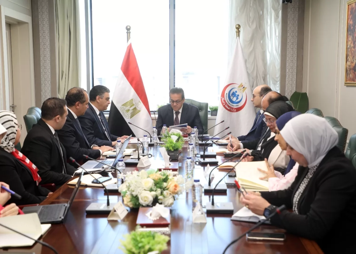 وزير الصحة بحث مع رئيس الهيئة المصرية للشراء الموحد مستجدات إنشاء مراكز تدريب لتصنيع اللقاحات فى أفريقيا 27 - جريدة المساء