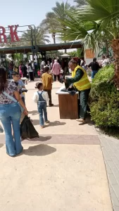 محافظة الجيزة توزّع أكياسًا بلاستيكية مجانًا على روّاد الحدائق والمتنزهات (صور) 22 - جريدة المساء