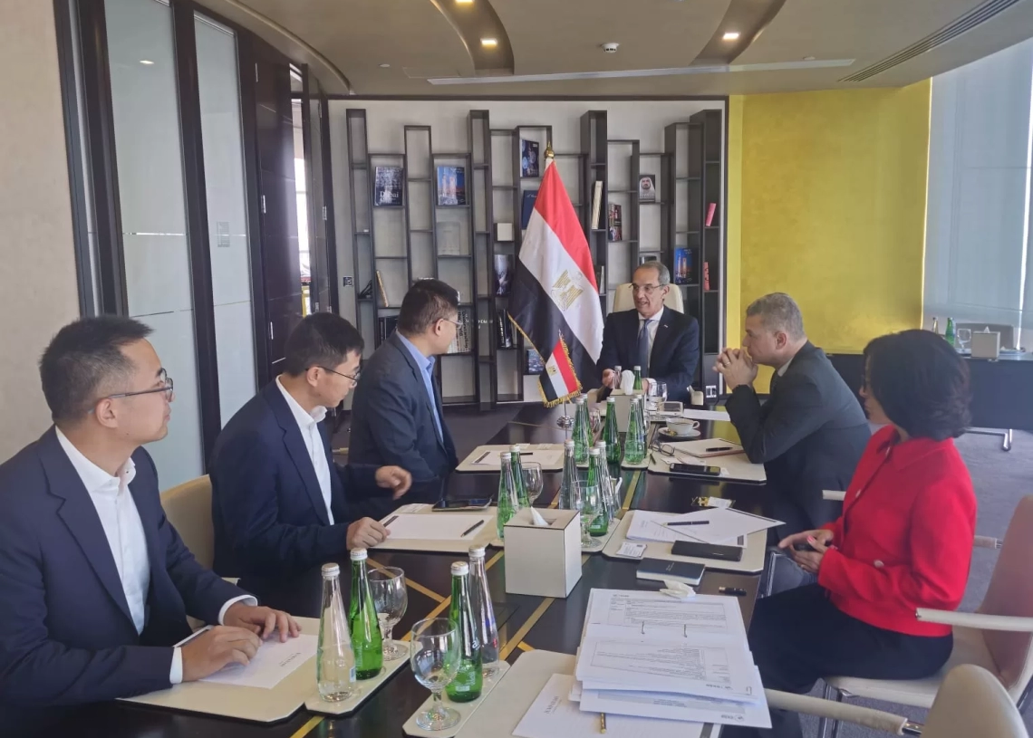 وزير الاتصالات يعقد مباحثات مع مسؤولى بنوك وشركات عالمية متخصصة فى مجال الإتصالات وتكنولوجيا المعلومات فى دبى 17 - جريدة المساء