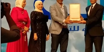 تقديرا لعطائه العلمى ورعايته انشطة التنمية المجتمعية - تكريم رئيس المركز القومي للبحوث 1 - جريدة المساء