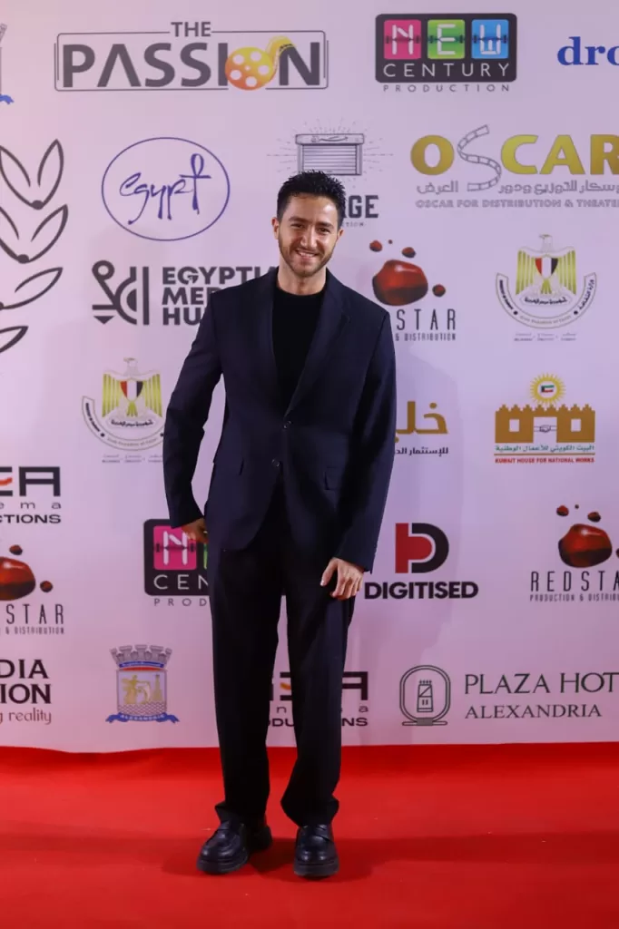 أحمد مالك يبكي خلال تكريمه بجائزة هيباتيا الذهبية في مهرجان الإسكندرية للفيلم القصير 17 - جريدة المساء