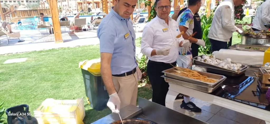 مهرجان الجمبري المشوي يشعل أجواء شواطئ الغردقة ويجذب السياح وسط احتفالات فنية 27 - جريدة المساء