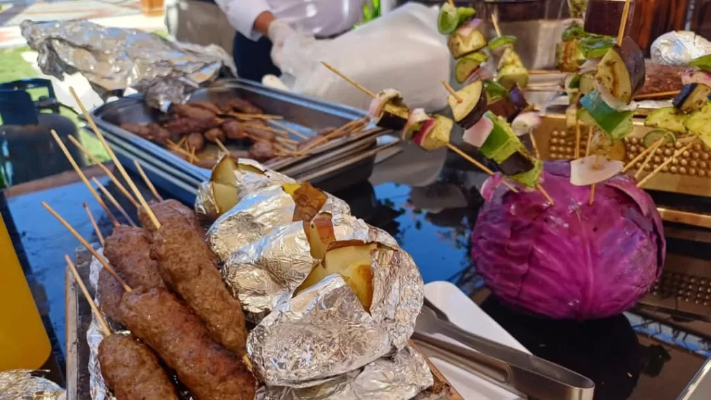 مهرجان الجمبري المشوي يشعل أجواء شواطئ الغردقة ويجذب السياح وسط احتفالات فنية 23 - جريدة المساء