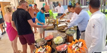 مهرجان الجمبري المشوي يشعل أجواء شواطئ الغردقة ويجذب السياح وسط احتفالات فنية 1 - جريدة المساء