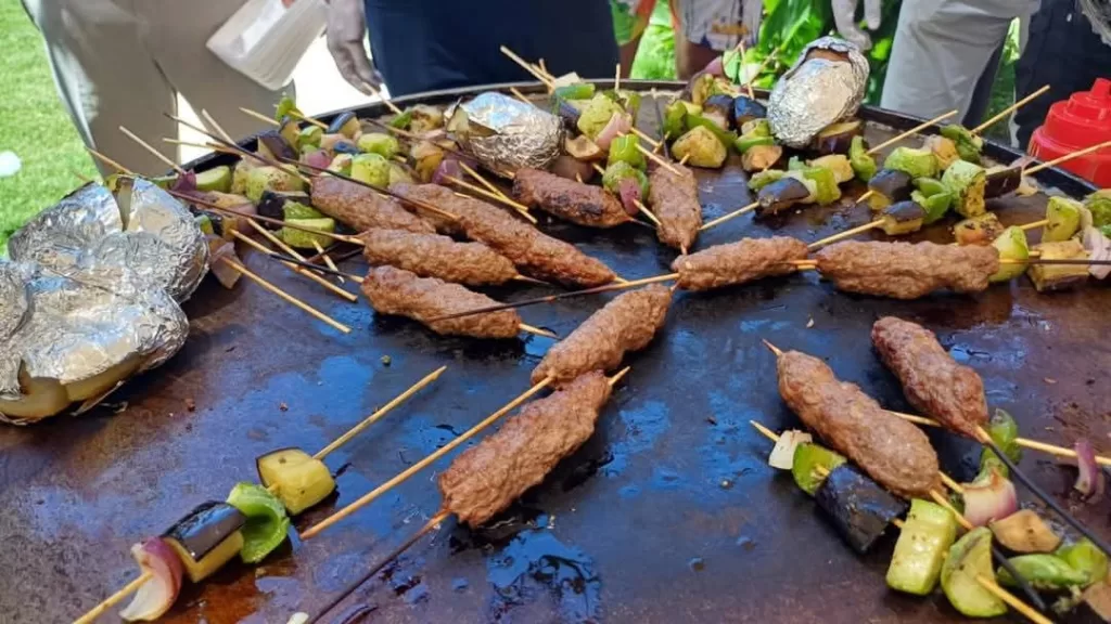 مهرجان الجمبري المشوي يشعل أجواء شواطئ الغردقة ويجذب السياح وسط احتفالات فنية 17 - جريدة المساء