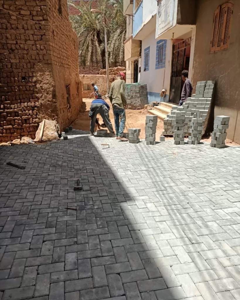 استكمال رصف أحياء موط القديمة بـ35 ألف م² إنترلوك بالوادي الجديد 25 - جريدة المساء