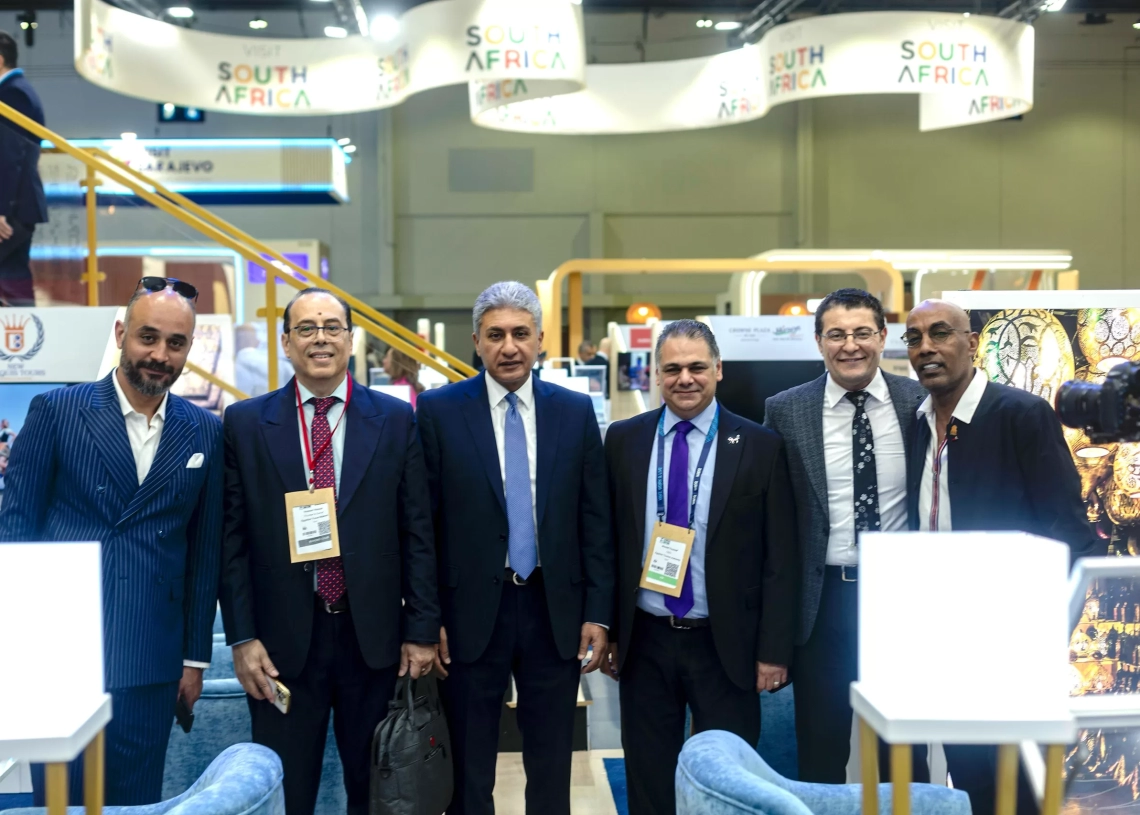 وزير السياحة والآثار يلتقى العارضين المصريين المشاركين فى معرض سوق السفر العربى..بدبى.. حث ممثلى القطاع الخاص على إبراز التنوع السياحى المصرى.. عرض بعض مستنسخات الملك الذهبى توت عنخ آمون.. ترويجا للمتحف الكبير 18 - جريدة المساء