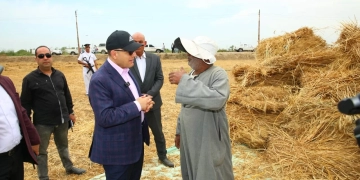 محافظ كفرالشيخ يشارك الفلاحين فرحة حصاد القمح: دعم مستمر للنهوض بالزراعة وتحقيق الاكتفاء الذاتي 2 - جريدة المساء محافظ كفرالشيخ يشارك الفلاحين فرحة حصاد القمح: دعم مستمر للنهوض بالزراعة وتحقيق الاكتفاء الذاتي 1 - جريدة المساء