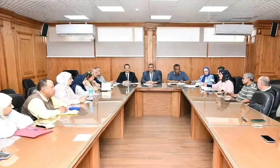 مجلس أمناء جامعة القناة يبحث الاستعدادات النهائية للامتحانات 16 - جريدة المساء