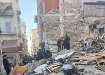 انتشال 3 أطفال وسيدة من أسفل أنقاض عقار الإسكندرية المنهار 17 - جريدة المساء