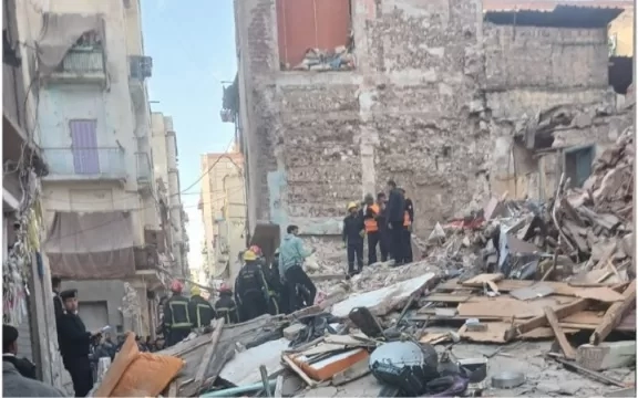 انتشال 3 أطفال وسيدة من أسفل أنقاض عقار الإسكندرية المنهار 19 - جريدة المساء