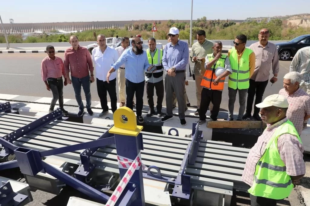 الدكتور إسماعيل كمال يتفقد أعمال تركيب الفواصل الدائمة بمحور وكوبرى بديل خزان أسوان 18 - جريدة المساء