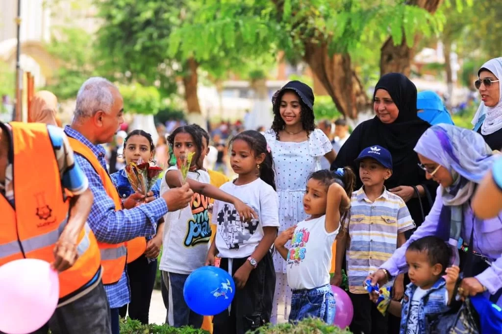 محافظ أسوان يكلف إدارة الحدائق لتوزيع البالونات والورود على المترددين بالحدائق والمتنزهات العامة للإحتفال بأعياد الربيع وشم النسيم 19 - جريدة المساء