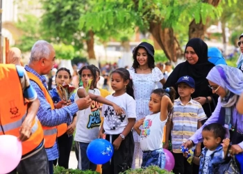 محافظ أسوان يكلف إدارة الحدائق لتوزيع البالونات والورود على المترددين بالحدائق والمتنزهات العامة للإحتفال بأعياد الربيع وشم النسيم 21 - جريدة المساء