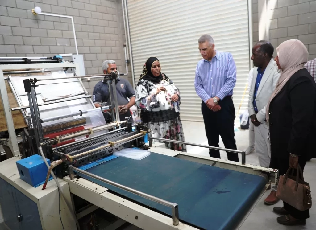 محافظ أسوان يتفقد الورش والوحدات بالمنطقة الصناعية الحرفية بالجنينة والشباك 19 - جريدة المساء