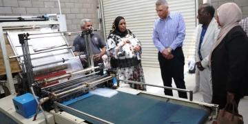 محافظ أسوان يتفقد الورش والوحدات بالمنطقة الصناعية الحرفية بالجنينة والشباك 1 - جريدة المساء