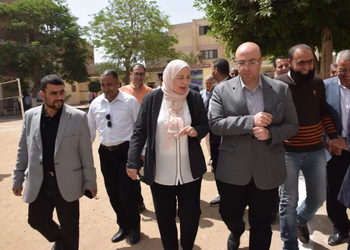 محافظ بني سويف يتفقد مدرسة علية توفيق الثانوية بنات ويشيد بمناظرة ثقافية بين الطالبات..ويشجّع طالبة تلعثمت من رهبة الموقف على الاستمرار 15 - جريدة المساء